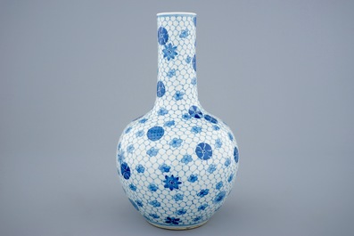 Een blauw-witte Chinese tianqiuping bolvaas, 19e eeuw