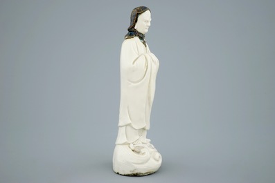 Een ongewone Chinese Dehua blanc de Chine figuur van een Luohan met zwarte shawl, 19e eeuw