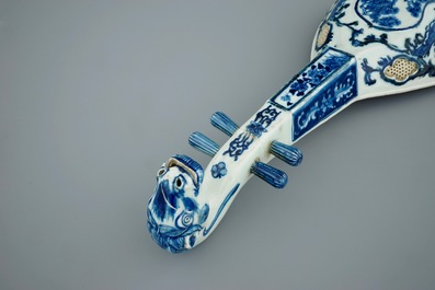 A blue and white Chinese porcelain model of a pipa lute, 19th C.