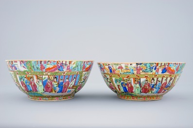 A good pair of Chinese Canton rose medallion bowls, 19th C.