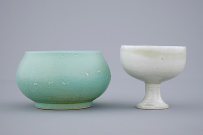 Een Chinese turquoise penselenwasser en een wit geglazuurde stem cup, Ming Dynastie, 16/17e eeuw
