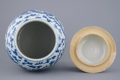 Un grand vase et son couvercle en porcelaine de Chine bleu et blanc aux dragons, 19&egrave;me