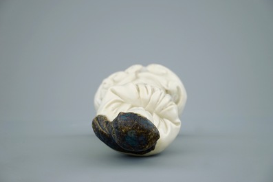 Un mod&egrave;le d'un Luohan au foulard noir en porcelaine blanc de Chine de Dehua, 19th C.