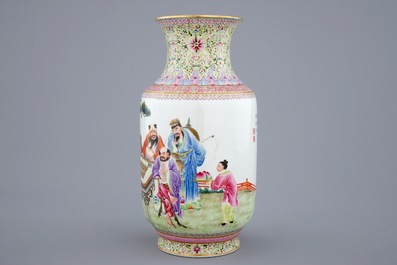 Een fijne Chinese famille rose vaas, Republiek, 20e eeuw