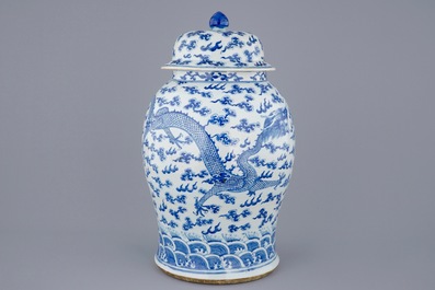 Un grand vase et son couvercle en porcelaine de Chine bleu et blanc aux dragons, 19&egrave;me