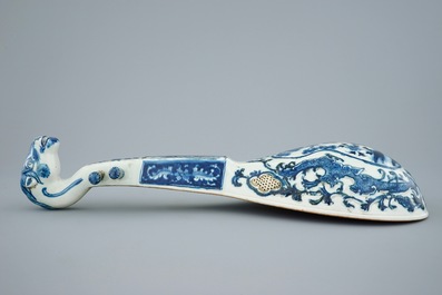 A blue and white Chinese porcelain model of a pipa lute, 19th C.