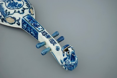 A blue and white Chinese porcelain model of a pipa lute, 19th C.