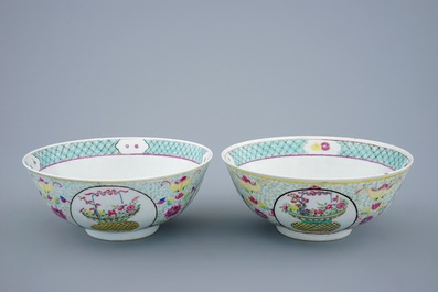 A pair of Chinese famille rose bowls with phoenixes and flower baskets, 19th C.