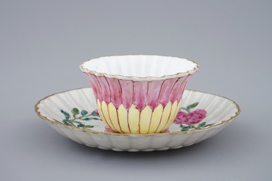 Une tasse et soucoupe en forme de lotus en porcelaine de Chine famille rose, Yongzheng, 1723-1735