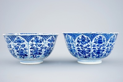 A pair of blue and white Chinese bowls with floral design, Kangxi