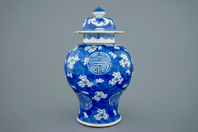 Un vase et son couvercle en porcelaine de Chine bleu et blanc &agrave; d&eacute;cor &quot;Shou&quot;, Kangxi