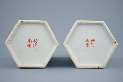 Een paar Chinese qianjiang cai hoedensteunen met kalligrafie, 19/20e eeuw
