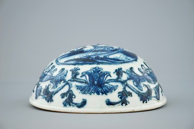 Un mod&egrave;le d'un luth pipa en porcelaine de Chine bleu et blanc, 19&egrave;me