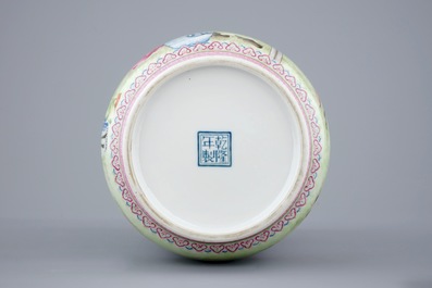 Un vase en porcelaine de Chine famille rose d'&eacute;poque R&eacute;publique, 20&egrave;me
