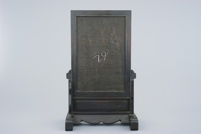 Een Chinees qianjiang cai tafelscherm met inscriptie, 19/20e eeuw