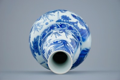 Un vase de forme double gourde en porcelaine de Chine bleu et blanc, &eacute;poque Transition, 1620-1683
