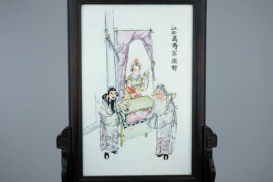 Een Chinees qianjiang cai tafelscherm met inscriptie, 19/20e eeuw