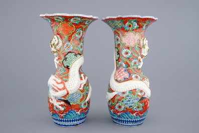 Een groot paar Japanse reli&euml;fvazen met draken, 19e eeuw