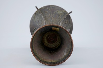 Een Chinese bronzen gu vaas, late Ming Dynastie