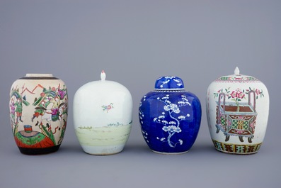 Een lot van 4 Chinese famille rose en blauw-witte gemberpotten met deksels, 19/20e eeuw