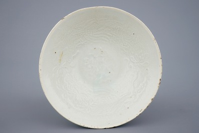 Un br&ucirc;le-parfum et un bol aux phoenix en porcelaine de Chine qingbai, Dynastie Song ou Yuan, 10-14&egrave;me