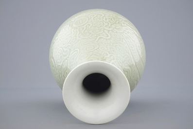 Un vase de forme yuhuchunping en porcelaine de Chine c&eacute;ladon &agrave; d&eacute;cor incis&eacute; de dragons, 19/20&egrave;me