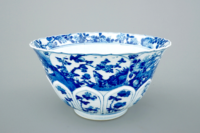 Un grand bol en porcelaine de Chine bleu et blanc moul&eacute; en forme de lotus, Kangxi
