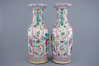 Une paire de vases en porcelaine de Chine famille rose aux sc&egrave;nes &agrave; la court, 19&egrave;me