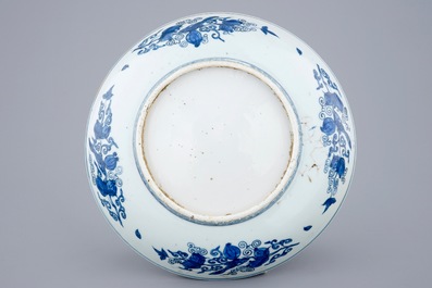 Un plat en porcelaine de Chine bleu et blanc &agrave; d&eacute;cor &quot;El&eacute;phant et Lion&quot;, Dynastie Ming, 16&egrave;me