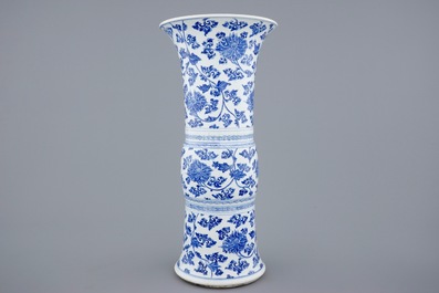 Een Chinese blauw-witte gu bekervaas met lotus scrolls, Kangxi