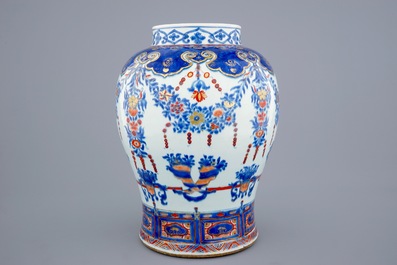 Een grote Chinese export porseleinen Imari stijl balustervaas, 18e eeuw