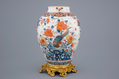 Een grote Chinese export porseleinen Imari stijl vaas op verguld bronzen voet, 18e eeuw