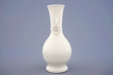 Een monochrome blanc de Chine vaas met onderglazuur decor, Kangxi