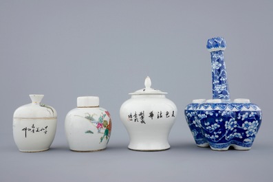 Une tulipi&egrave;re et 3 petits pots en porcelaine de Chine bleu et blanc et famille rose, 19&egrave;me