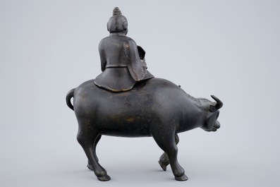 Een Chinese bronzen wierookbrander in de vorm van een wijze op een buffel, 19e eeuw