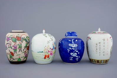 Un lot de 4 pots &agrave; gingembres en porcelaine de Chine famille rose et bleu et blanc, 19/20&egrave;me