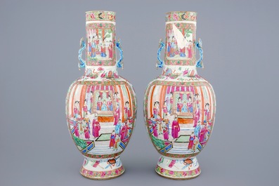 Une paire de vases en porcelaine de Chine famille rose de Canton avec des sceptres comme anses, 19&egrave;me