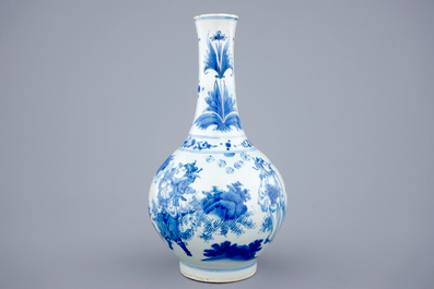 Een Chinese blauw-witte flesvormige vaas, Transitie periode, 1620-1683