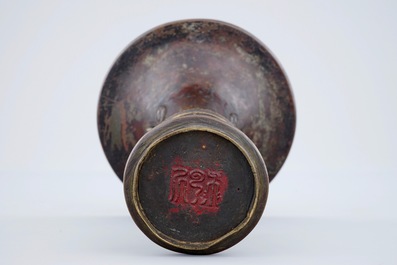 Een Chinese bronzen gu vaas met sporen van lak en vergulding, gemerkt, late Ming Dynastie