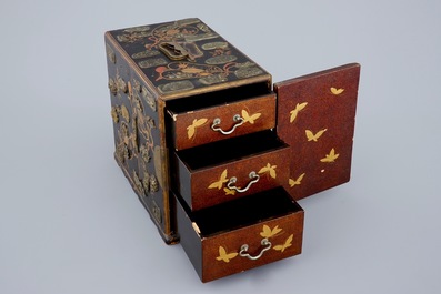 Un petit cabinet &agrave; tiroirs en lacque de Japon, Meiji, 19&egrave;me