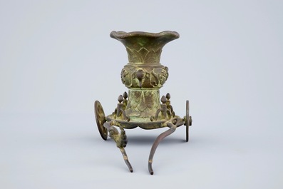 Un vase en bronze sur le base d'un chariot, fin de la Dynastie Ming au Dynastie Qing