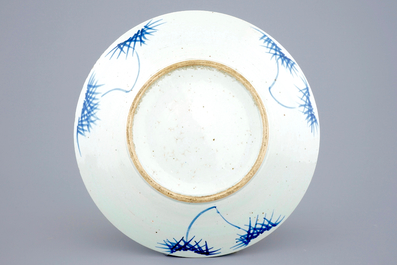 Un plat en porcelaine de Chine bleu et blanc &agrave; d&eacute;cor de dragons et pivoines, 19&egrave;me
