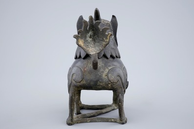 Een Chinese bronzen wierookbrander in de vorm van een Ki-Lin, late Ming Dynastie