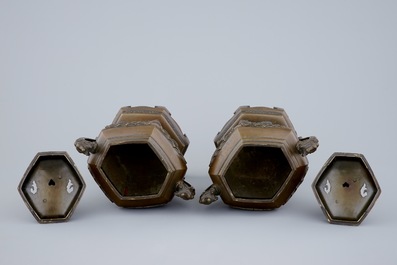 Une paire de br&ucirc;le-parfums en bronze d&eacute;cor&eacute; en relief, Japon, 19&egrave;me