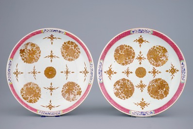 Een set van 4 grote Chinese famille rose schotels, Qianlong, 18e eeuw