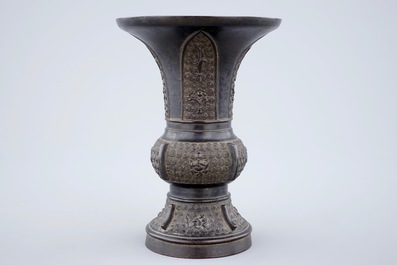 Un vase gu en bronze, Chine, fin de la Dynastie Ming