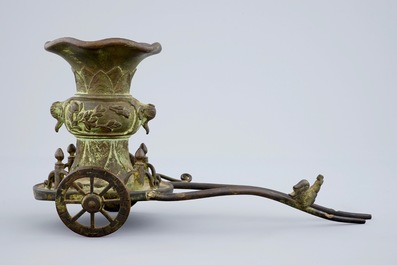 Un vase en bronze sur le base d'un chariot, fin de la Dynastie Ming au Dynastie Qing