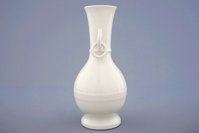 Een monochrome blanc de Chine vaas met onderglazuur decor, Kangxi