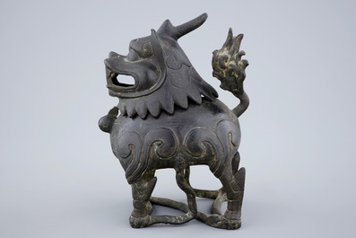 Een Chinese bronzen wierookbrander in de vorm van een Ki-Lin, late Ming Dynastie