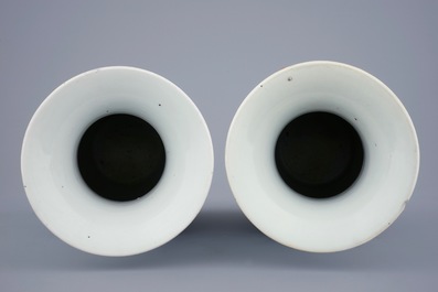 Une paire de vases en porcelaine de Chine qianjiang cai &agrave; d&eacute;cor de femmes et enfants, 19/20&egrave;me